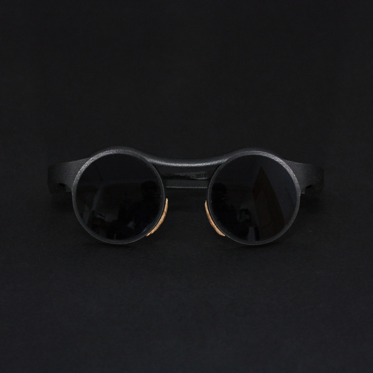 lunette chain repliée sur fond noir