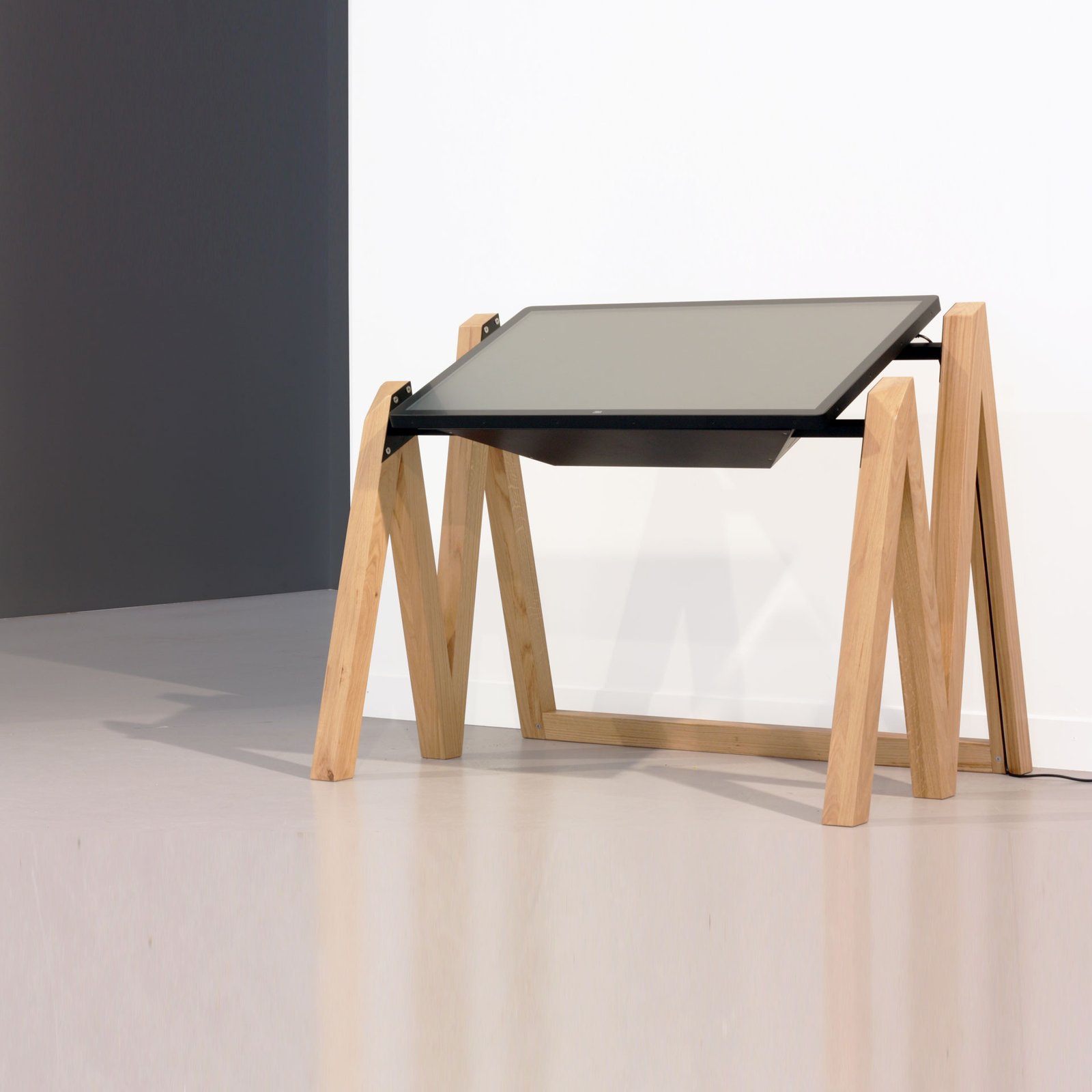 table tactile mm 2 Table tactile design en chêne massif, structure en forme de « M », créée pour le millénaire de la Cathédrale de Strasbourg, intégrant un écran interactif développé par Holo 3.