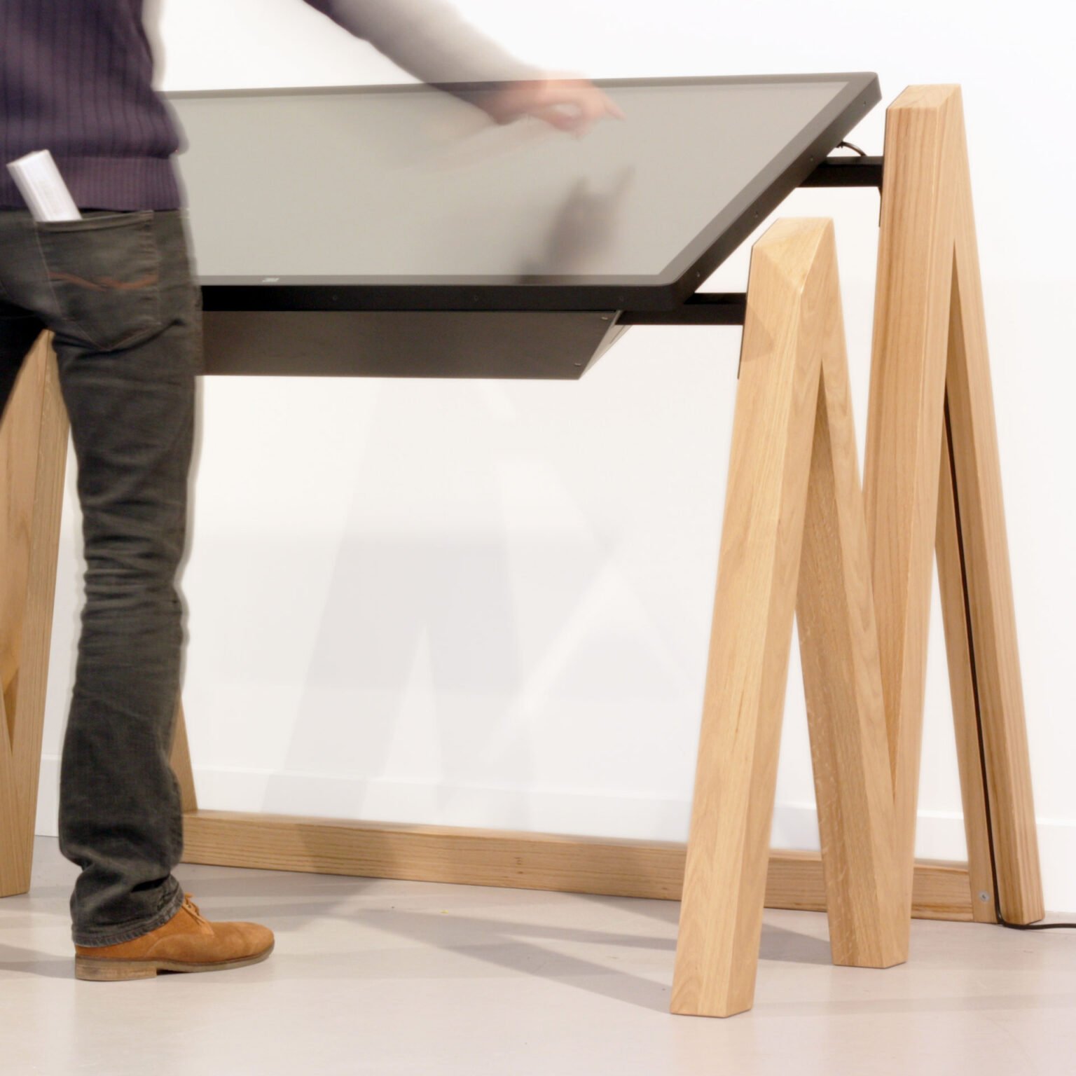 Table tactile design en chêne massif, structure en forme de « M », créée pour le millénaire de la Cathédrale de Strasbourg, intégrant un écran interactif développé par Holo 3.
