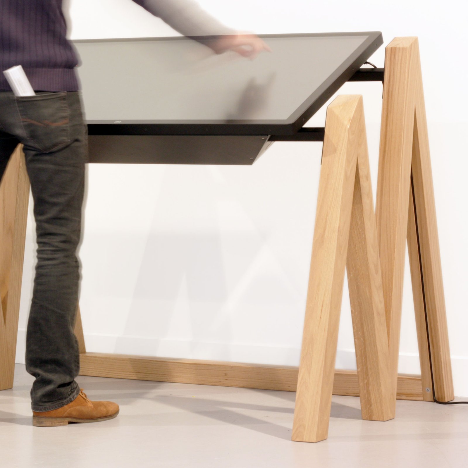 table tactile mm 6 Table tactile design en chêne massif, structure en forme de « M », créée pour le millénaire de la Cathédrale de Strasbourg, intégrant un écran interactif développé par Holo 3.