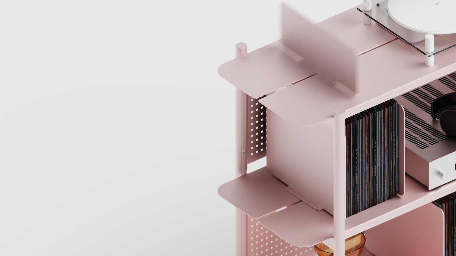 Gros plan architectural sur l'étagère en acier thermolaqué noir du meuble vinyle Lara par Alix Videlier. Focus sur l'alignement des disques 33 tours et la texture du métal.