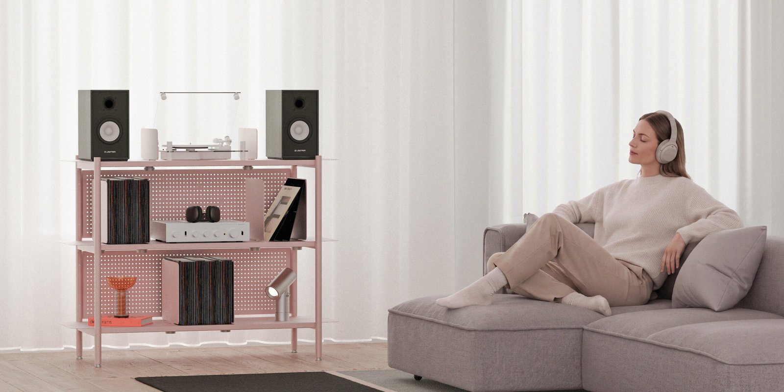 Meuble vinyle modulaire en acier thermolaqué Lara par Alix Videlier Design Studio. Console Hi-Fi haut de gamme dans un salon contemporain avec platine, amplificateur et collection de disques 33 tours.