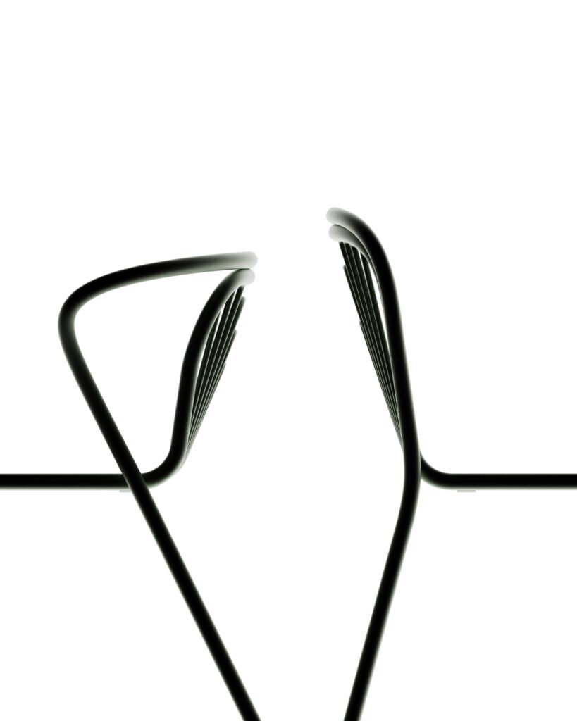 Chaise outdoor Plissée en tube et fils d'acier thermolaqué, détail studio — design Alix Videlier, inspiré du plissement anticlinal jurassien.